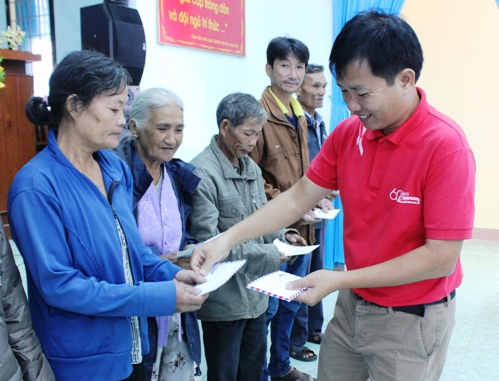 Ông Nguyễn Đại Dương Phó tổng Biên tập Báo Tiền Phong khu vực phía Nam trao quà cho các hộ dân